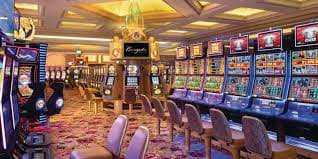 Tấm thẻ bingo và người chơi tham gia trò chơi bingo trực tuyến vui vẻ